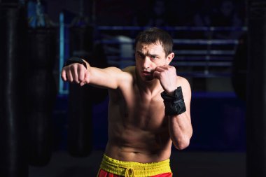 Spor: Erkek boksör boks salonunda tekme pratiği yapıyor.