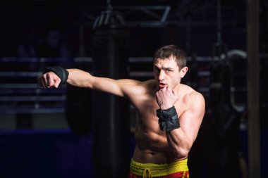 Spor: Erkek boksör boks salonunda tekme pratiği yapıyor.