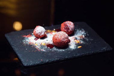 Siyah arka planda tatlı bir tatlı