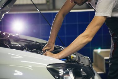 Otomobil tamircisi motor yağını otomobil istasyonundaki bir motora dönüştürüyor.