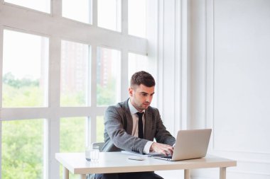 Yakışıklı iş adamı ofiste çalışıyor.