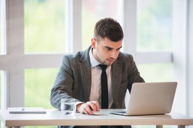 Yakışıklı iş adamı ofiste çalışıyor.