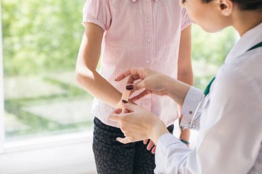 Çocuk doktoru çocuk yarasına alçı yapıyor..