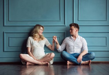 Karı koca yeni evlerinde oturuyorlar.