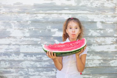 Karpuz yiyen küçük kız