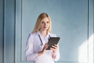 Tablet bilgisayarda çalışan kadın doktor