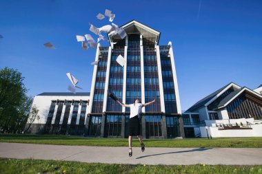 Belgeleri atan başarılı bir iş kadını. Kağıtsız çalışma, elektronik belgeler