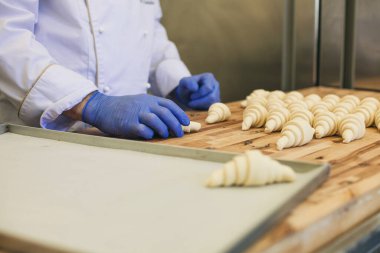 Kruvasanları pişirme tepsisine koyma süreci 