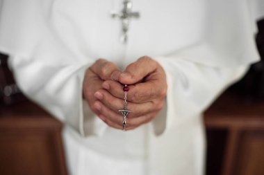 Tespih tutan bir babanın elleri.