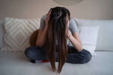                     Üzgün bir ergen kendini kötü hissediyor. Kafa kafaya tutuşuyor, depresyonda, pişmanlıklar yaşıyor, sorunlar yaşıyor, kalbi kırık ergen bir kız.                 