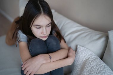                                Üzgün bir ergen kendini yalnız hissediyor, depresyonda, pişmanlıkları var, sorunları var, kalbi kırık ergen bir kız.        