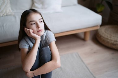                                Üzgün bir ergen kendini yalnız hissediyor, depresyonda, pişmanlıkları var, sorunları var, kalbi kırık ergen bir kız.        