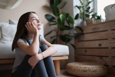                                Üzgün bir ergen kendini yalnız hissediyor, depresyonda, pişmanlıkları var, sorunları var, kalbi kırık ergen bir kız.        