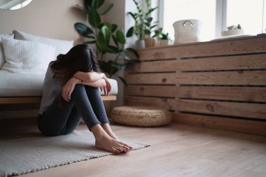                     Üzgün bir ergen kendini kötü hissediyor. Kafa kafaya tutuşuyor, depresyonda, pişmanlıklar yaşıyor, sorunlar yaşıyor, kalbi kırık ergen bir kız.                 