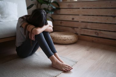                     Üzgün bir ergen kendini kötü hissediyor. Kafa kafaya tutuşuyor, depresyonda, pişmanlıklar yaşıyor, sorunlar yaşıyor, kalbi kırık ergen bir kız.                 