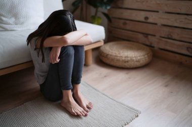                     Üzgün bir ergen kendini kötü hissediyor. Kafa kafaya tutuşuyor, depresyonda, pişmanlıklar yaşıyor, sorunlar yaşıyor, kalbi kırık ergen bir kız.                 