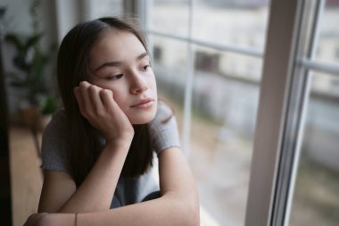                                Üzgün bir ergen kendini yalnız hissediyor, depresyonda, pişmanlıkları var, sorunları var, kalbi kırık ergen bir kız.        