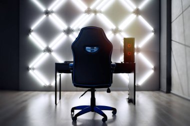                                Çok güçlü kişisel bilgisayarı olan profesyonel oyun odası.