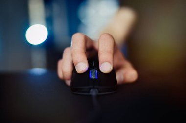                                Klavye ve fare kullanarak video oyununda oynayan elleri kapat
