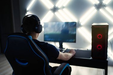                         Gece vakti online video oyunu oynayan profesyonel bir oyuncu       