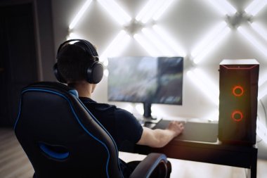                         Gece vakti online video oyunu oynayan profesyonel bir oyuncu       