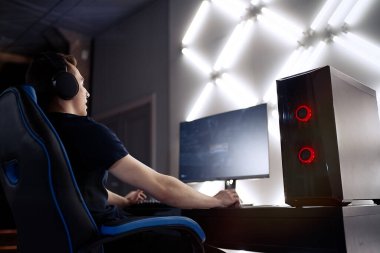                        Gece vakti online video oyunu oynayan profesyonel bir oyuncu          