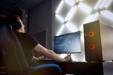                        Gece vakti online video oyunu oynayan profesyonel bir oyuncu          