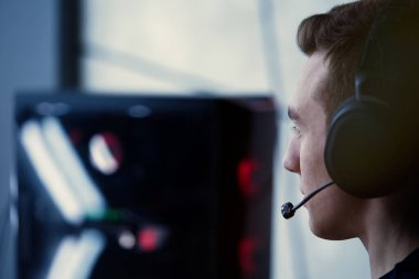                        Gece vakti online video oyunu oynayan profesyonel bir oyuncu          