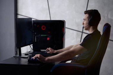                        Gece vakti online video oyunu oynayan profesyonel bir oyuncu          