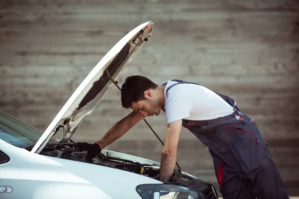 Car Service Mechanic Looks Errors Car Car Repairs Warranty — Stock Photo, Image