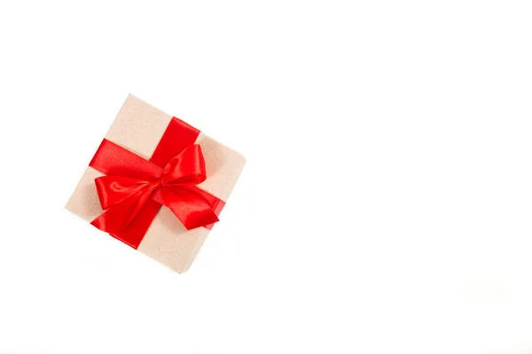 礼品盒 用红丝带的再生纸包裹 — 图库照片