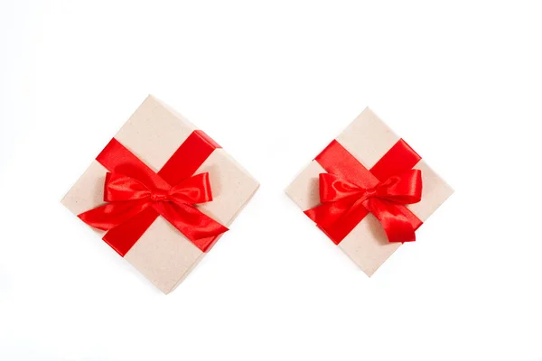 礼品盒 用红丝带的再生纸包裹 — 图库照片
