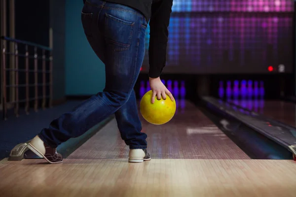 Férfi Lábak Bowling Golyó Sikátorban — Stock Fotó