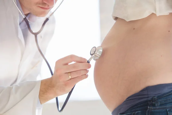 Atención Médica Médico Examinando Una Mujer Embarazada — Foto de Stock