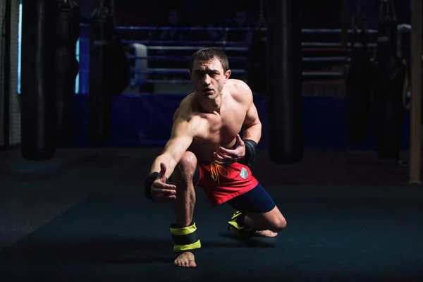 Sport Man Kickboxer Oefent Kick Een Boksschool — Stockfoto