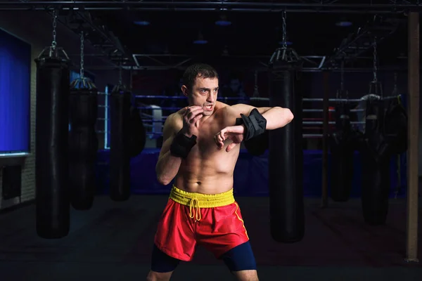 Sport Man Kickboxer Oefent Kick Een Boksschool — Stockfoto