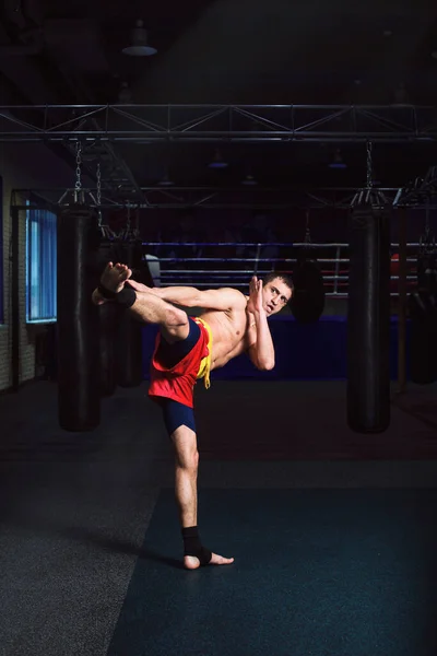 Deportes Hombre Kickboxer Está Practicando Patada Gimnasio Boxeo —  Fotos de Stock