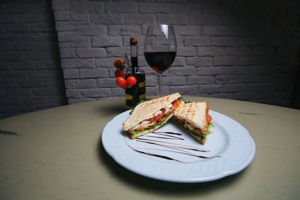 Smörgås Med Tomater Och Mozzarellaost Och Glas Rött Vin — Stockfoto