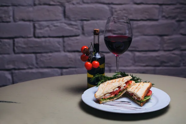 Smörgås Med Tomater Och Mozzarellaost Och Glas Rött Vin — Stockfoto