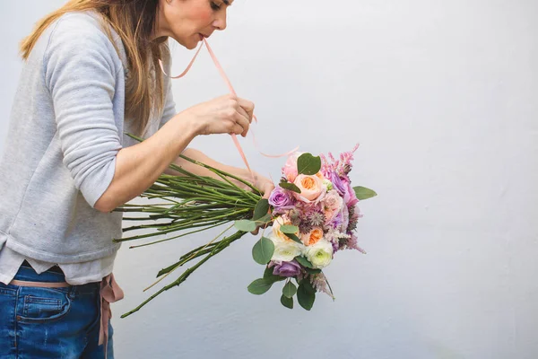 Fleuriste Travail Femme Faisant Mode Bouquet Moderne Différentes Fleurs — Photo