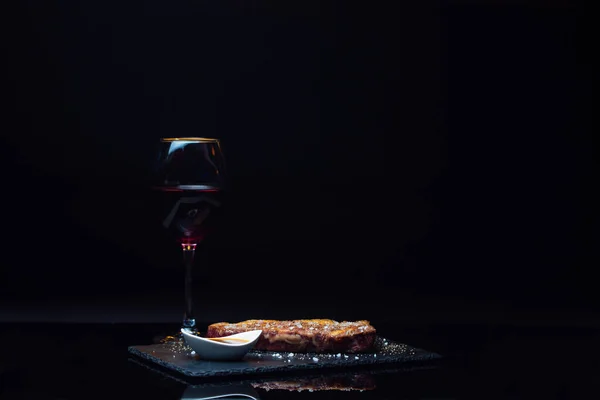 Chutný Hovězí Steak Sklenice Červeného Vína Černém Pozadí — Stock fotografie