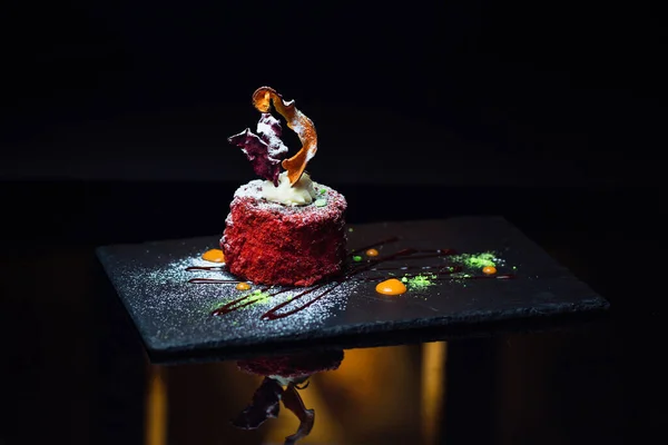 Söt Dessert Svart Bakgrund — Stockfoto