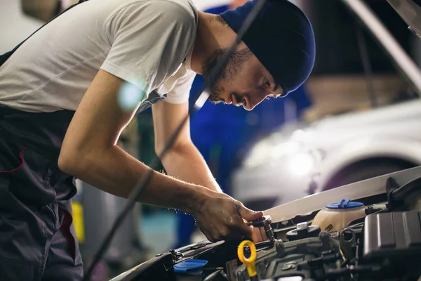 Auto Mechanic Changing Motor Oil Engine Car Station — Stock Photo, Image