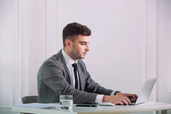 Bonito Empresário Está Trabalhando Escritório — Fotografia de Stock