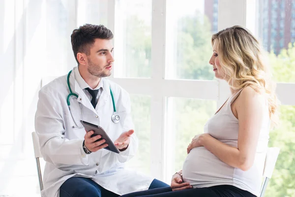 Mujer Embarazada Visitando Joven Médico — Foto de Stock