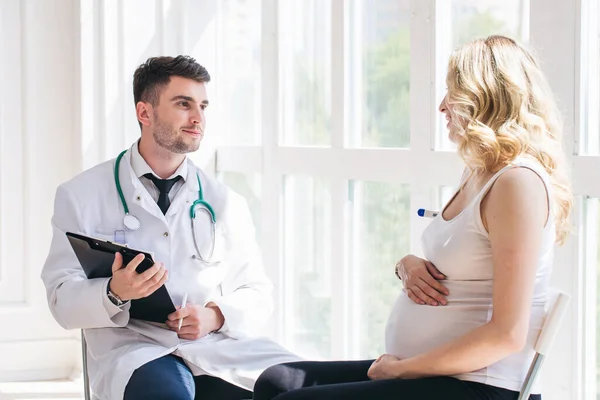 Doctor Medir Temperatura Mujer Embarazada — Foto de Stock