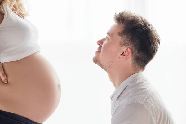 Esposo Besando Vientre Esposa Embarazada — Foto de Stock