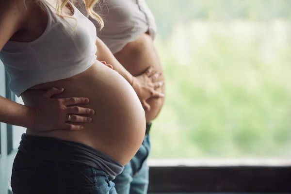Una Pareja Embarazada Cerca Pared Mujer Embarazada Hombre Embarazada — Foto de Stock