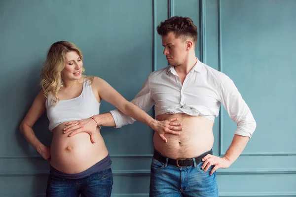 Una Pareja Embarazada Cerca Pared Mujer Embarazada Hombre Embarazada — Foto de Stock
