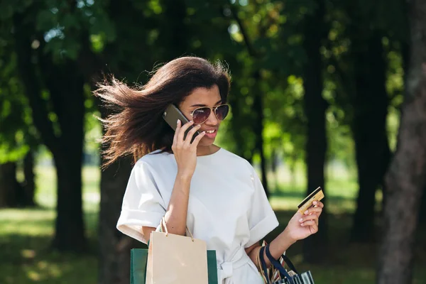 Kobieta Posiadająca Kartę Kredytową Używająca Telefonu Komórkowego Zakupów Online — Zdjęcie stockowe